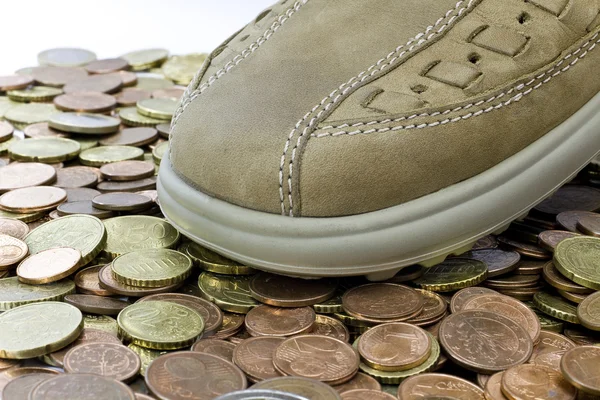 Zapato de cuero de alquiler caminando sobre el dinero —  Fotos de Stock
