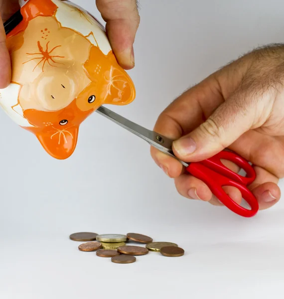 Krijgen van geld uit piggy bank — Stockfoto