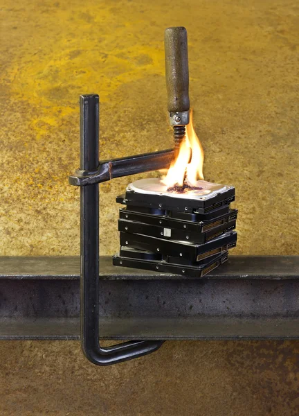 불타는 클램프를 사용 하 여 압축 하는 하드 드라이브 — 스톡 사진