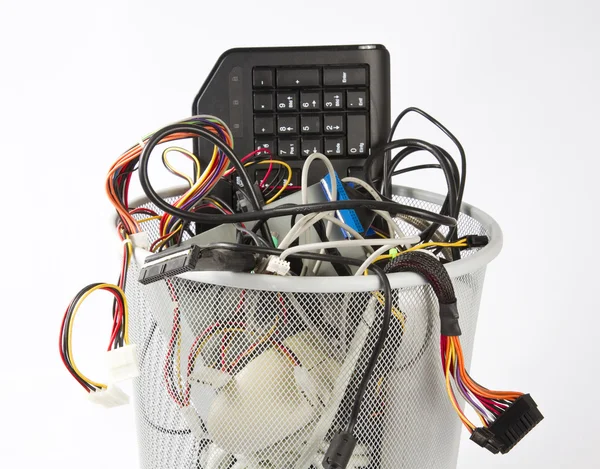 Rottami elettronici nel bidone della spazzatura — Foto Stock