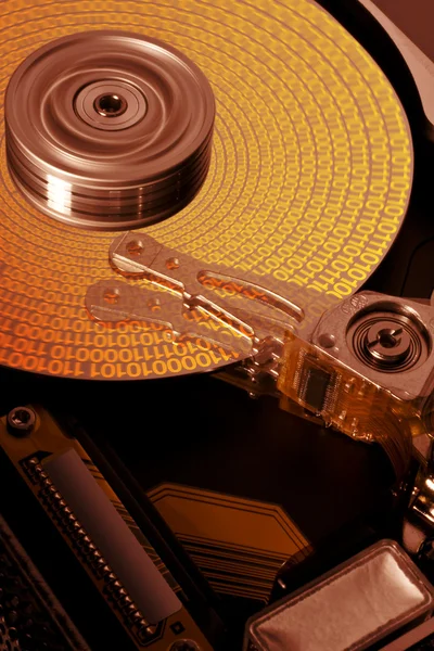 Abrir disco duro con datos simbolizados — Foto de Stock
