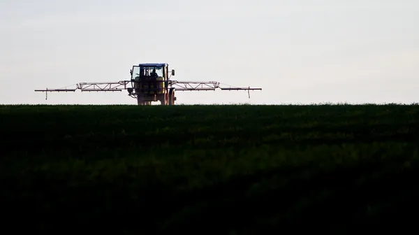 Trekker landbouw pesticiden sproeien — Stockfoto