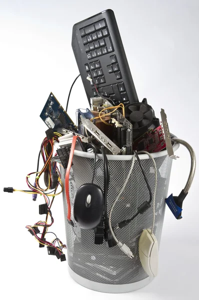 쓰레기통에 전자 스크랩 — 스톡 사진
