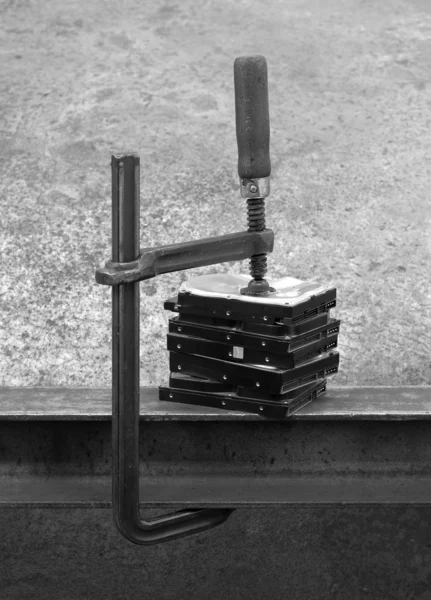 Pilha compactada de discos rígidos de tiro preto e branco — Fotografia de Stock