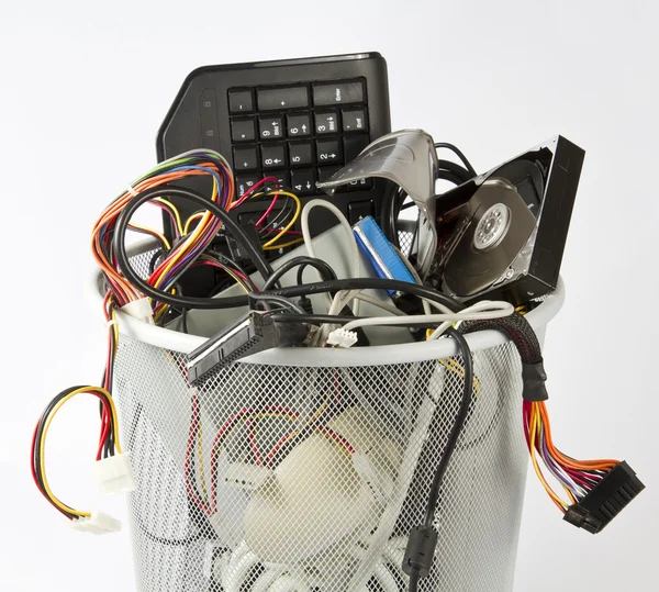 Peças eletrônicas de computadores na lata de lixo — Fotografia de Stock