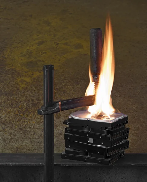 Flammen auf Stapel gepresster Festplatten — Stockfoto