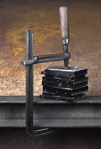 Pressionando pilha de discos rígidos com uma braçadeira — Fotografia de Stock