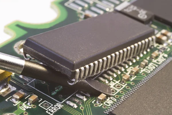 Removendo chip de computador — Fotografia de Stock