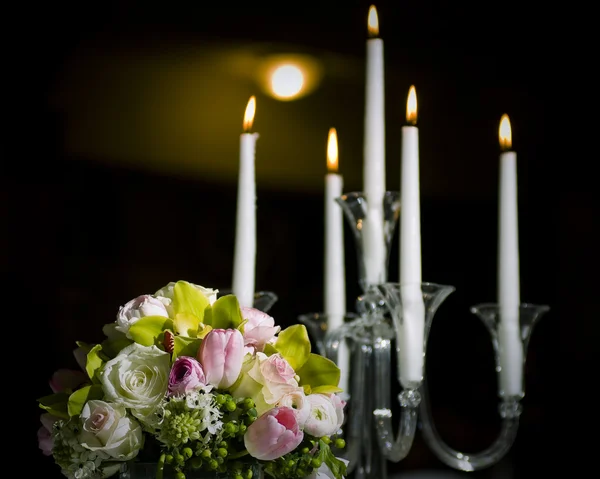 Ramo floral y velas — Foto de Stock