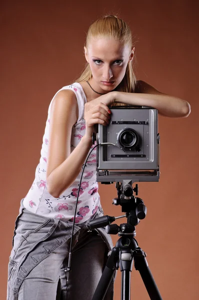 Ganska ung kvinna poserar i studio Stockfoto