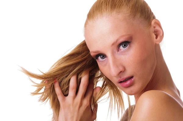 Destul de tânără femeie care se joacă cu părul ei — Fotografie, imagine de stoc