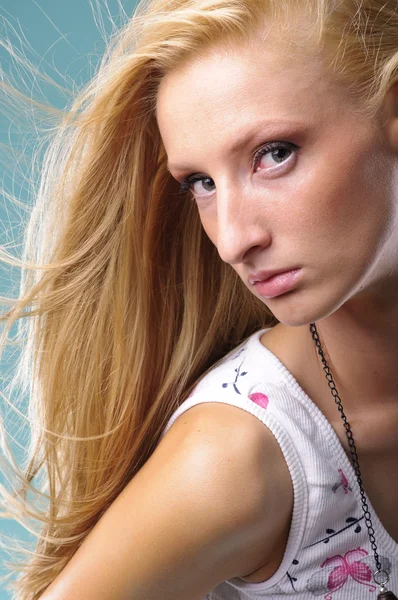 Молодая женщина с красивыми длинными светлыми волосами — стоковое фото