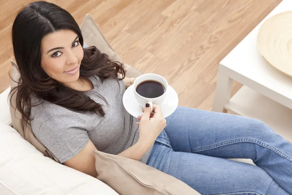 Mulher latina hispânica bonita bebendo chá ou café — Fotografia de Stock