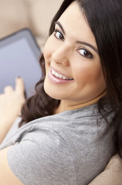 Szczęśliwy hiszpanin kobieta przy użyciu komputera typu tablet lub ipad — Zdjęcie stockowe