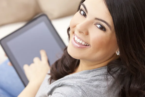 快乐的西班牙裔女人使用平板电脑或 ipad — 图库照片