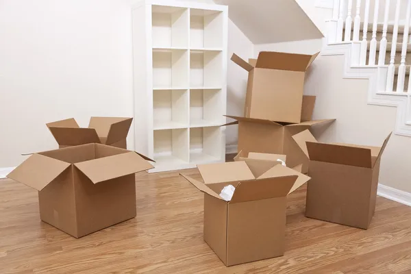 A mozgó ház karton dobozok szoba — Stock Fotó