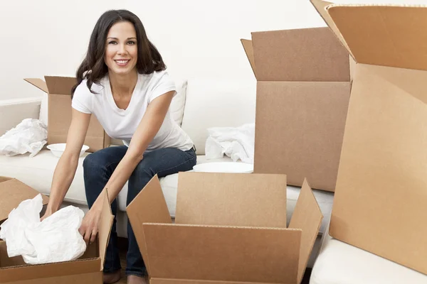 Single Woman Unpacking Boxes Moving House — Stock Photo, Image