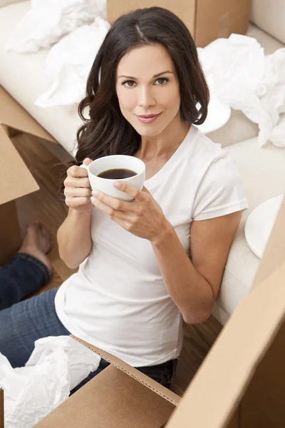 Mujer soltera bebiendo té o café desembalaje cajas casa móvil —  Fotos de Stock