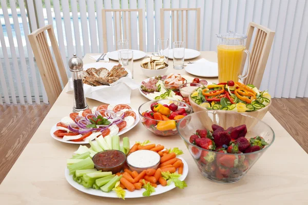 Mesa de jantar colocada para um almoço saudável salada — Fotografia de Stock