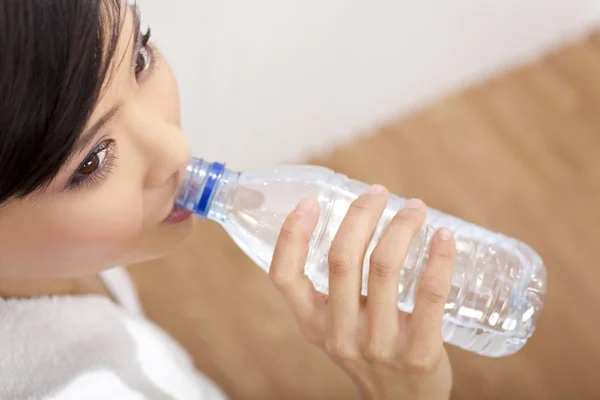 Menina chinesa asiática bebendo garrafa de água pura — Fotografia de Stock