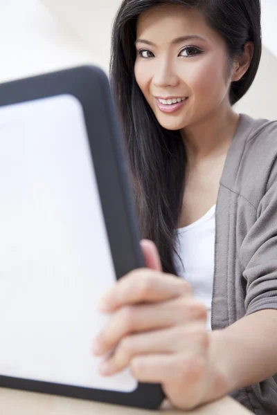 Piękne azjatycki chiński kobieta przy użyciu komputera typu tablet — Zdjęcie stockowe