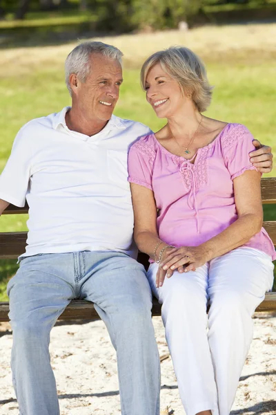 Feliz pareja de ancianos sonriendo afuera bajo el sol —  Fotos de Stock