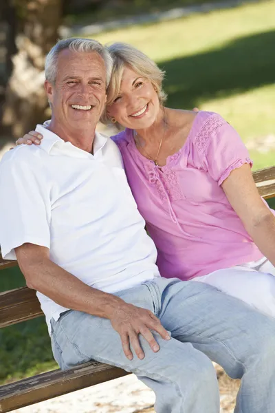 Щаслива старша пара посміхається надворі в сонячному — стокове фото