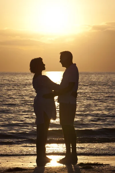 Ανώτερος άνθρωπος & γυναίκα ζευγάρι στην παραλία στο ηλιοβασίλεμα — Φωτογραφία Αρχείου