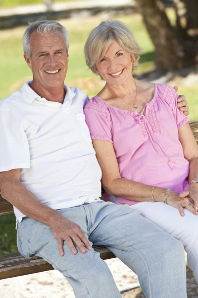 Szczęśliwa para starszy uśmiechający się poza w słońcu — Zdjęcie stockowe