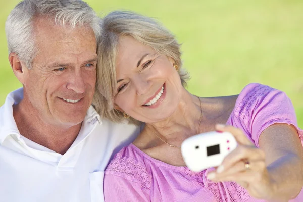 Glückliches Senioren-Paar macht Selbstporträt-Foto auf digitalem C — Stockfoto