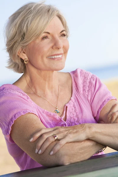 Glad attraktiv äldre kvinna sitter utanför — Stockfoto