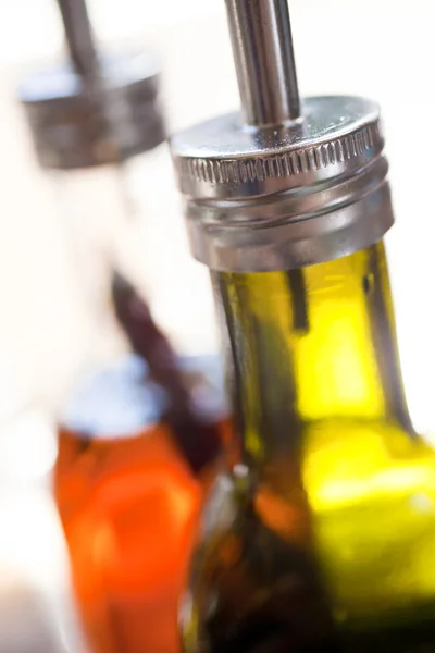 Bottiglie di Olio di Oliva e Olio di Peperoncino nel Ristorante — Foto Stock