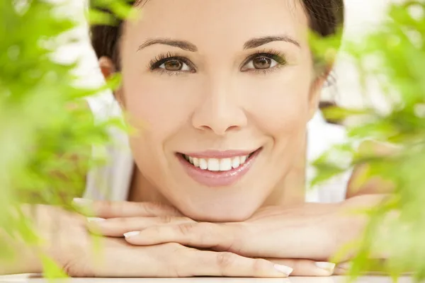 天然健康概念微笑的美丽女人 免版税图库图片
