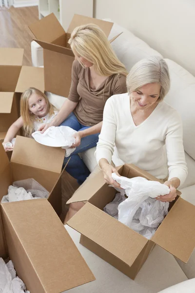 Női generációk család kicsomagolás dobozok, mozgó ház — Stock Fotó
