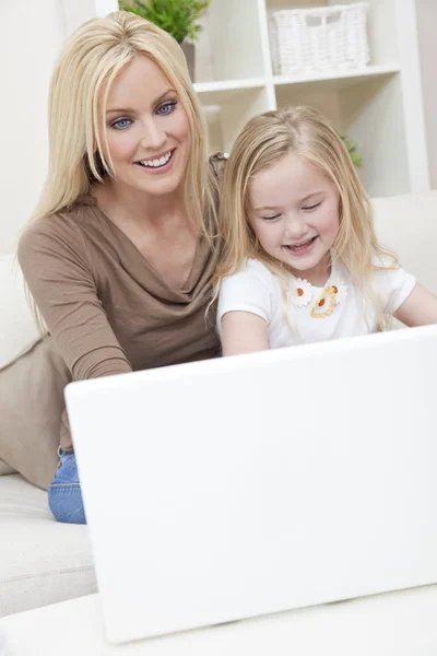 Kvinna & flicka, mor och dotter, använder bärbar dator — Stockfoto