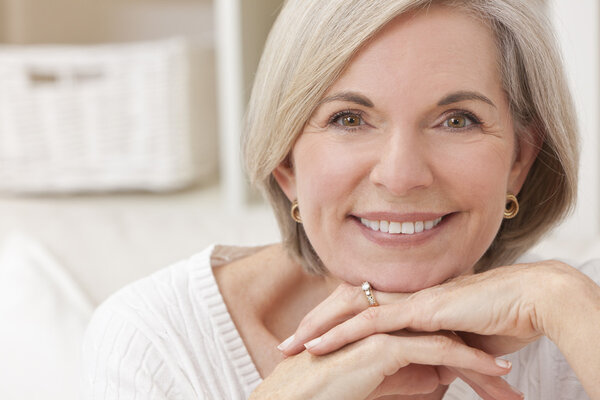 Retrato de mujer mayor atractiva — Foto de Stock