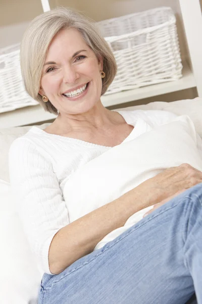 Porträt einer attraktiven Seniorin, die es sich zu Hause gemütlich macht — Stockfoto