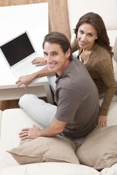Άνθρωπος & γυναίκα ζευγάρι χρησιμοποιώντας φορητό υπολογιστή στο σπίτι — Φωτογραφία Αρχείου