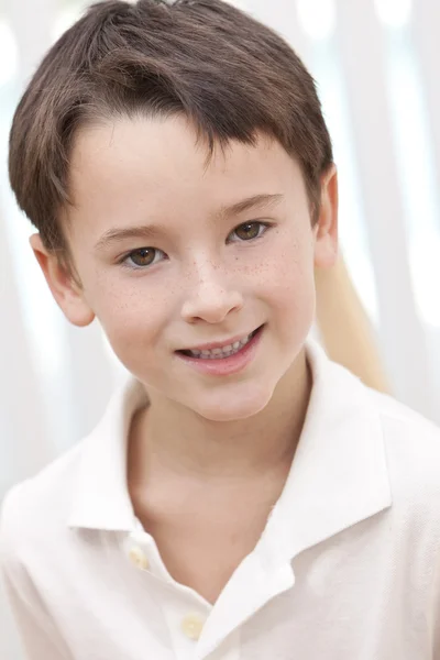 Mutlu, gülümseyen, genç bir çocuk portresi headshot — Stok fotoğraf