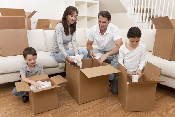 Família desempacotando caixas casa móvel — Fotografia de Stock