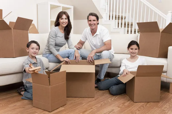 Familjen uppackning lådor flytt — Stockfoto