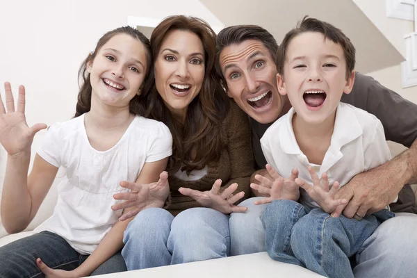 Szczęśliwa rodzina zabawy siedząc w domu śmiech — Zdjęcie stockowe