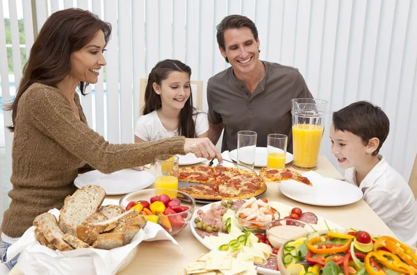 Pais Crianças Família Comendo pizza e salada na mesa de jantar — Fotografia de Stock