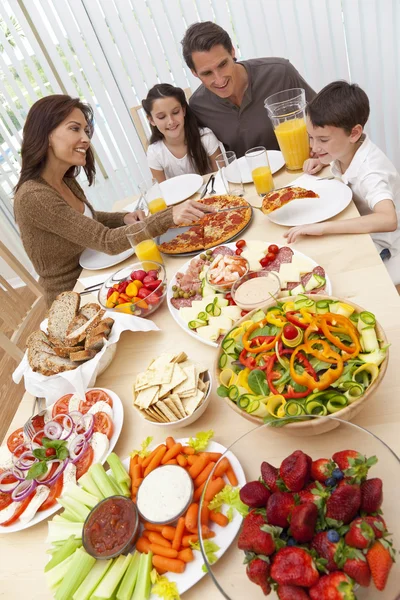 Föräldrar barn familj äter Pizza & sallad på matbord — Stockfoto