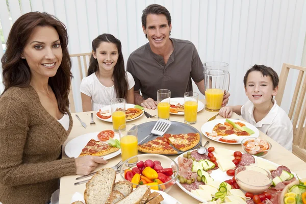 Genitori Bambini Famiglia Mangiare pizza e insalata a tavola — Foto Stock