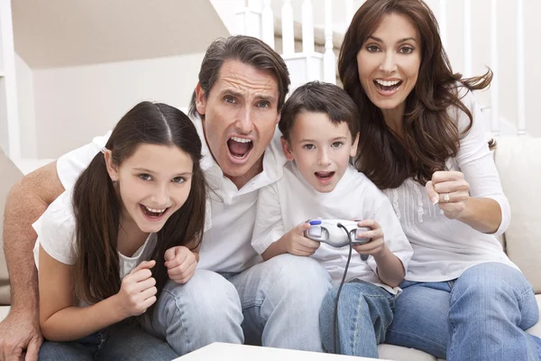 Счастливая семья весело играет в игры на видеоприставках — стоковое фото