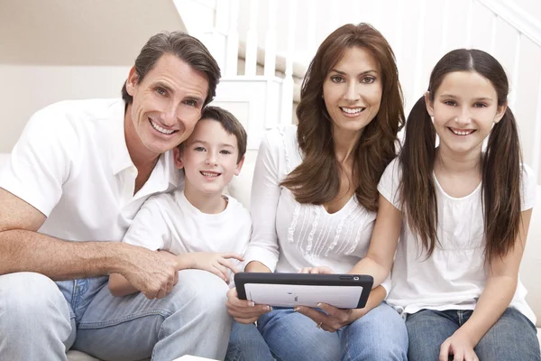 Šťastná rodina baví tabletový počítač pro použití v domácnosti — Stock fotografie
