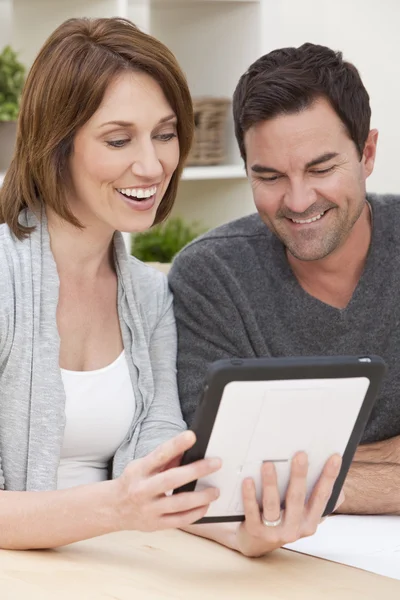 快乐的男人与女人对夫妇在家里使用平板电脑 — 图库照片