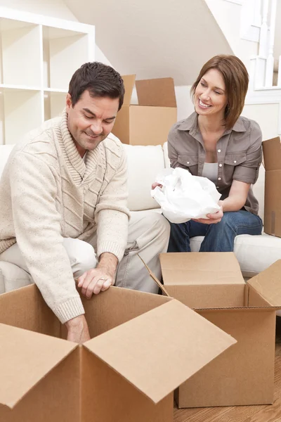 Casal feliz desembalagem ou caixas de embalagem casa em movimento — Fotografia de Stock