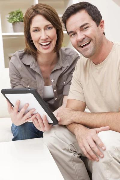 Ευτυχισμένος άνθρωπος & ζευγάρι γυναίκα που χρησιμοποιούν τον υπολογιστή Tablet στο σπίτι — Φωτογραφία Αρχείου